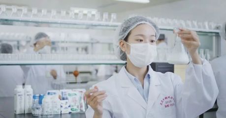 榮膺乳業(yè)三大金獎(jiǎng)，花花牛以產(chǎn)業(yè)融合引領(lǐng)奶業(yè)高質(zhì)量發(fā)展新篇章